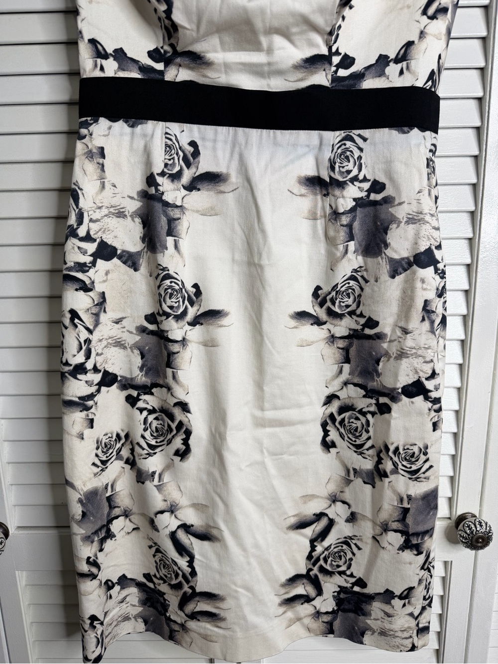 Black Halo Floral Sheath Dress • Sleeveless • Classic Fit & Flare Silhouette - Picture 6 of 12